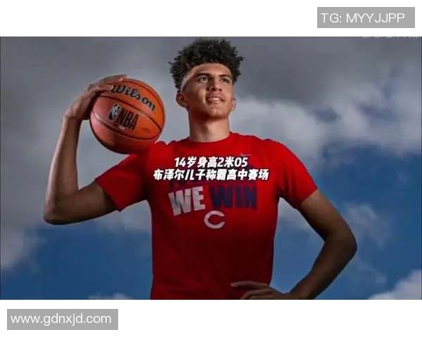 足球明星之子展现惊人肌肉力量引发关注与热议